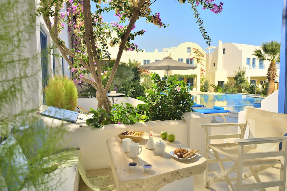 Tamarix del Mar Suites — Swimming pool in Kamari, South Aegean