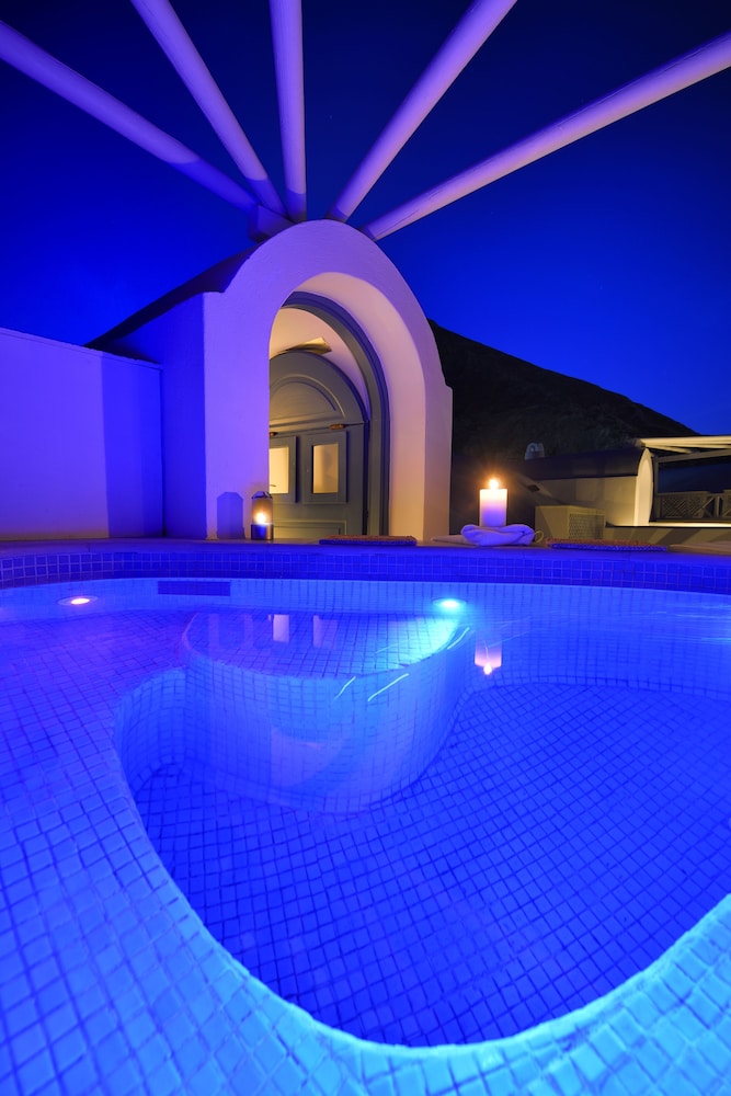 Tamarix del Mar Suites — Swimming pool in Kamari, South Aegean