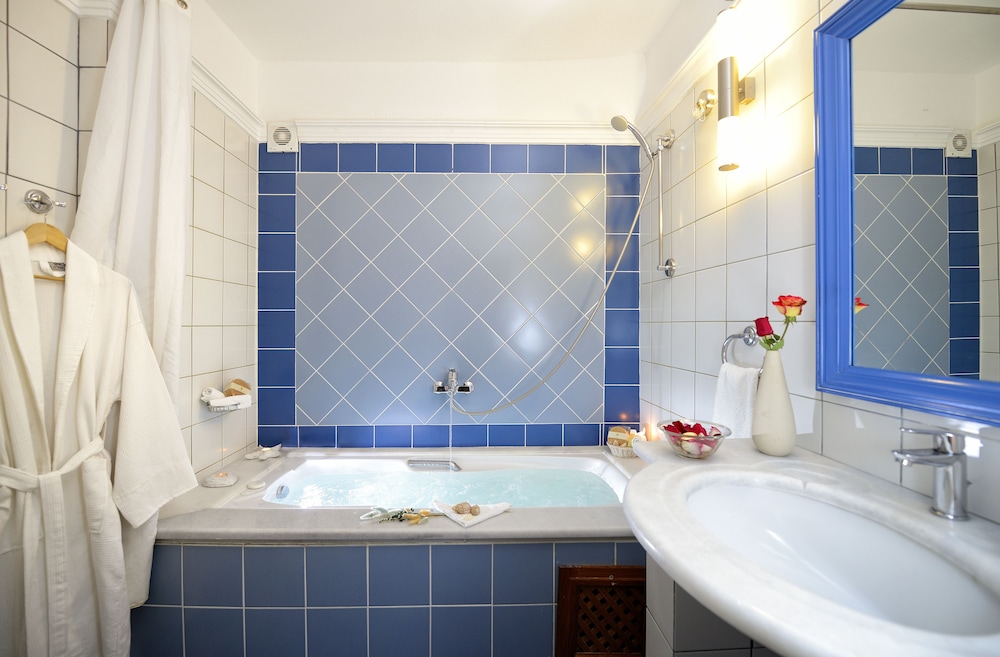 Tamarix del Mar Suites — Hotel rooms in Kamari, South Aegean