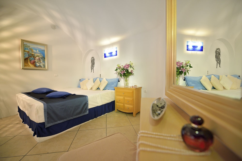 Tamarix del Mar Suites — Hotel rooms in Kamari, South Aegean
