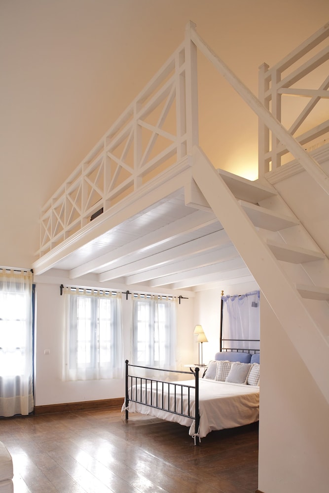 Tamarix del Mar Suites — Hotel rooms in Kamari, South Aegean
