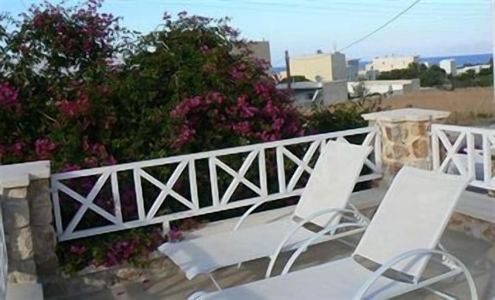 Atalos Suites — Hotel building in Kamari, South Aegean