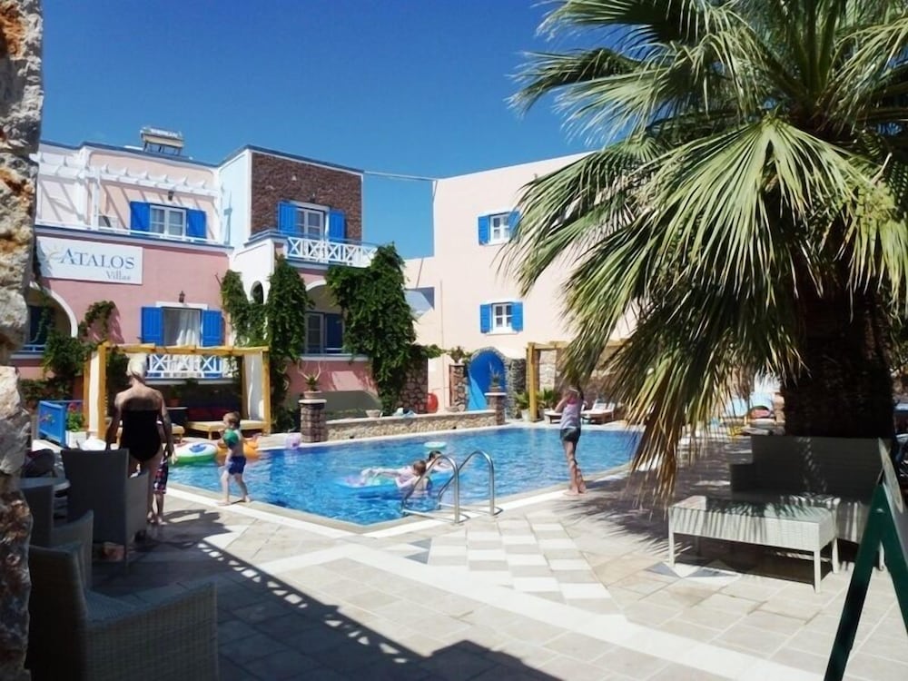 Atalos Suites — Swimming pool in Kamari, South Aegean