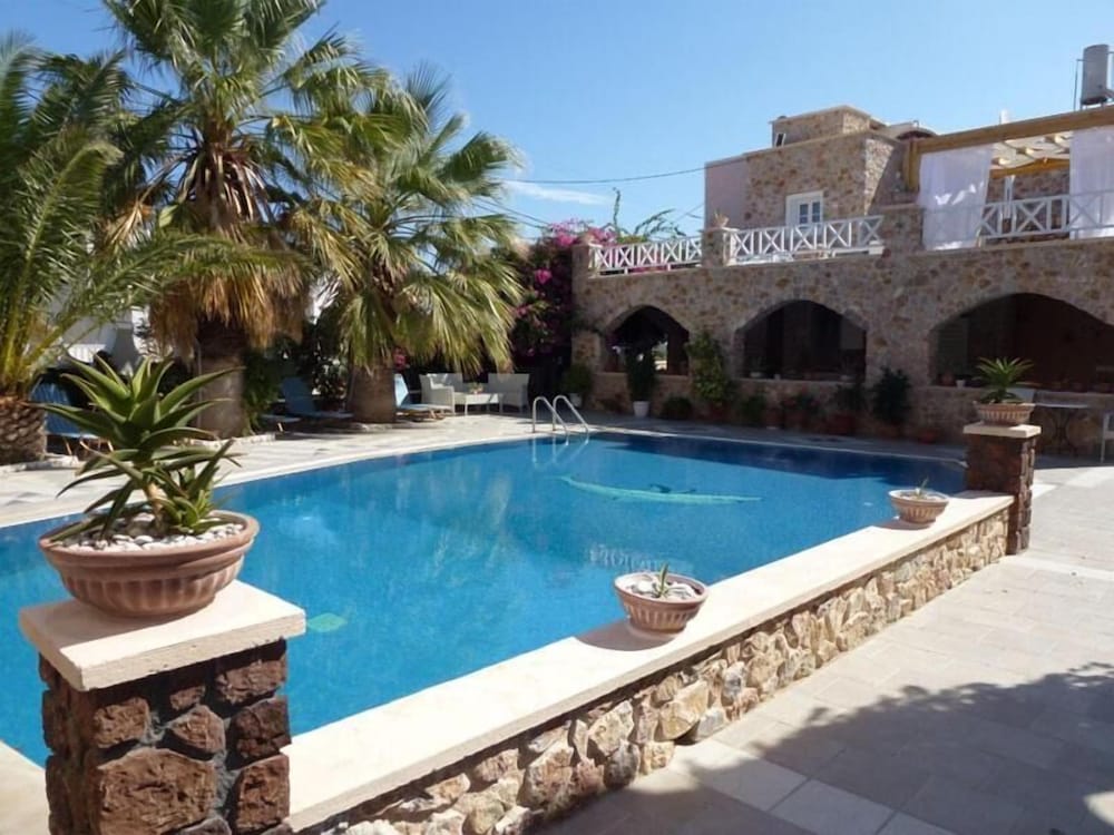 Atalos Suites — Swimming pool in Kamari, South Aegean