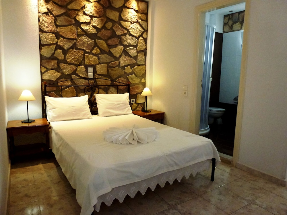 Atalos Suites — Hotel rooms in Kamari, South Aegean