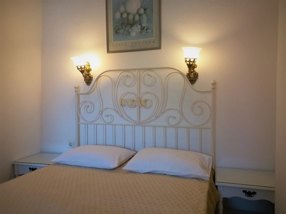Atalos Suites — Hotel rooms in Kamari, South Aegean