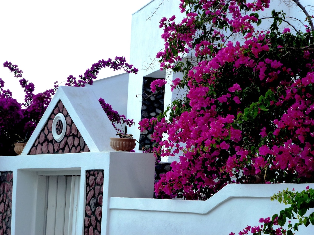 Atalos Suites — Hotel building in Kamari, South Aegean