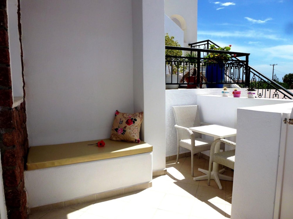 Atalos Suites — Hotel building in Kamari, South Aegean