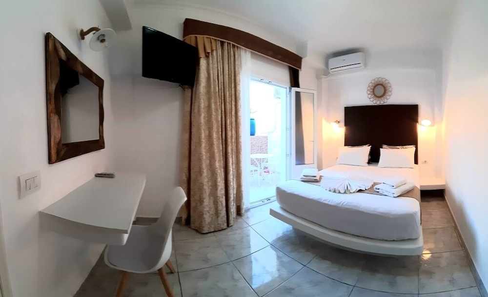 Atalos Suites — Hotel rooms in Kamari, South Aegean