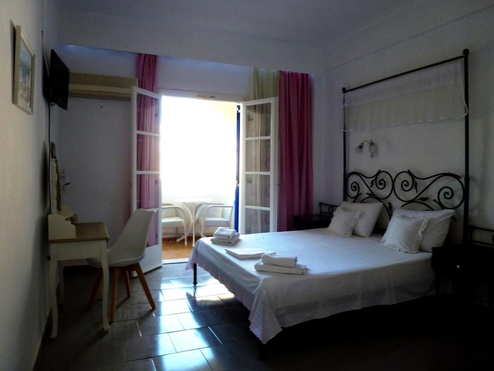 Atalos Suites — Hotel rooms in Kamari, South Aegean