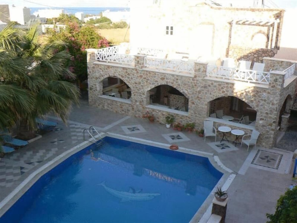Atalos Suites — Swimming pool in Kamari, South Aegean