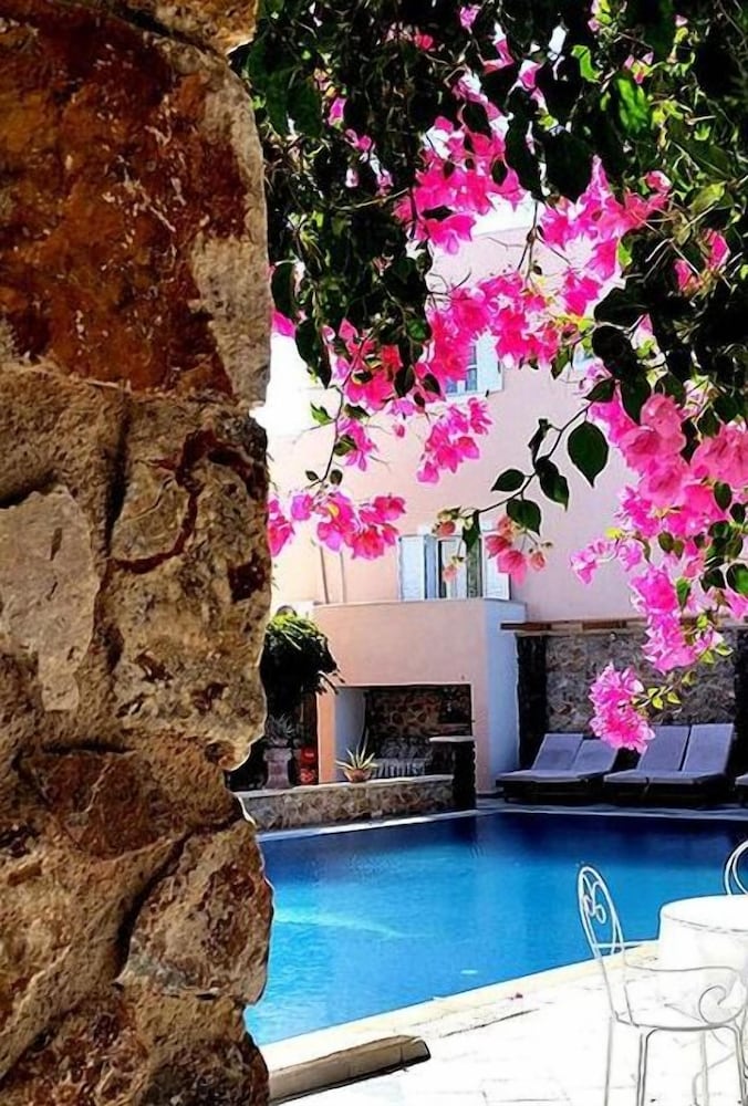 Atalos Suites — Swimming pool in Kamari, South Aegean