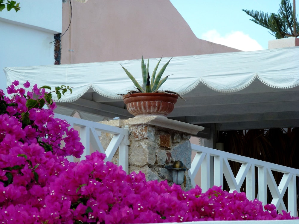 Atalos Suites — Hotel building in Kamari, South Aegean