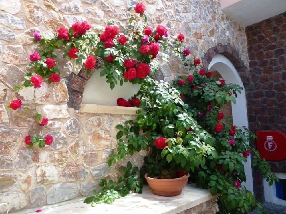 Atalos Suites — Hotel building in Kamari, South Aegean