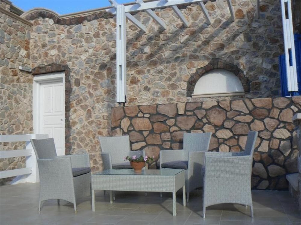 Atalos Suites — Hotel building in Kamari, South Aegean