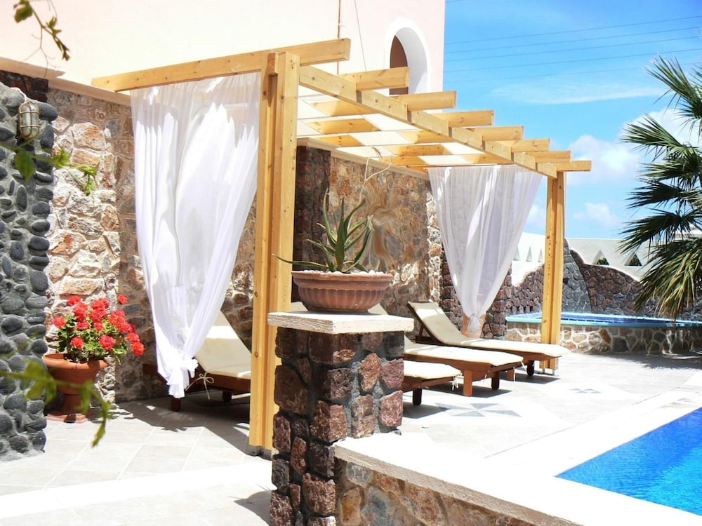 Atalos Suites — Swimming pool in Kamari, South Aegean