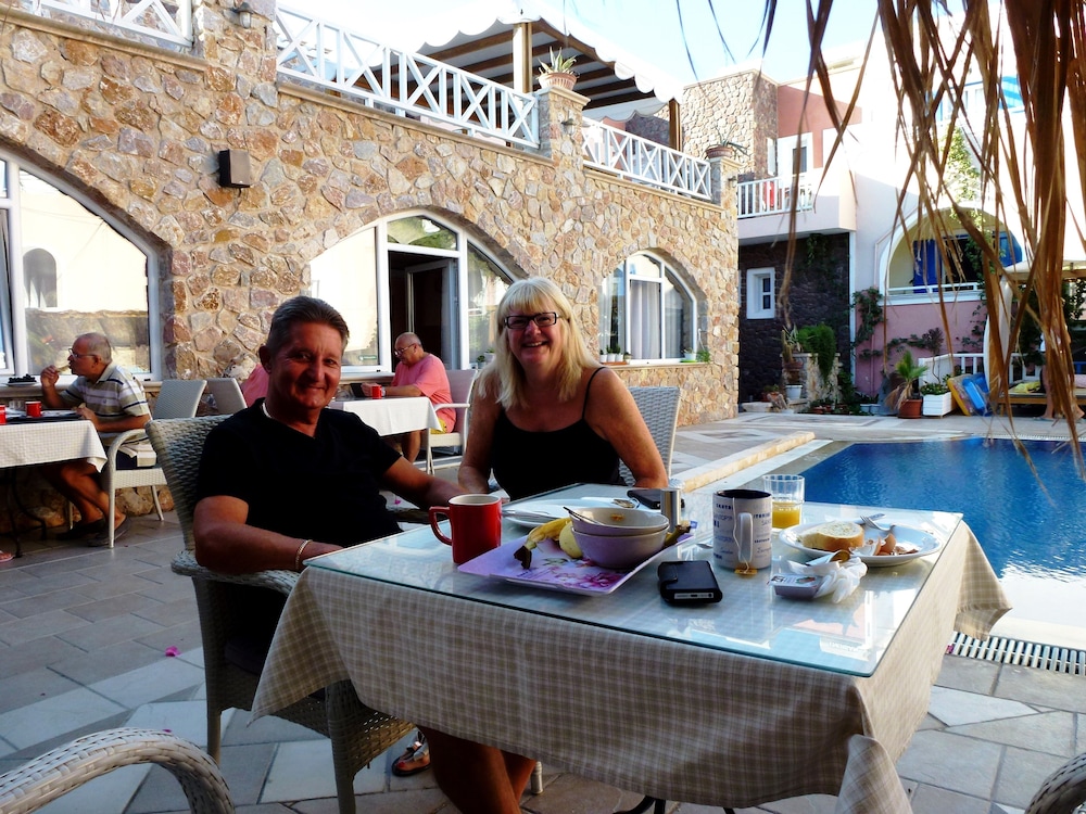 Atalos Suites — Swimming pool in Kamari, South Aegean