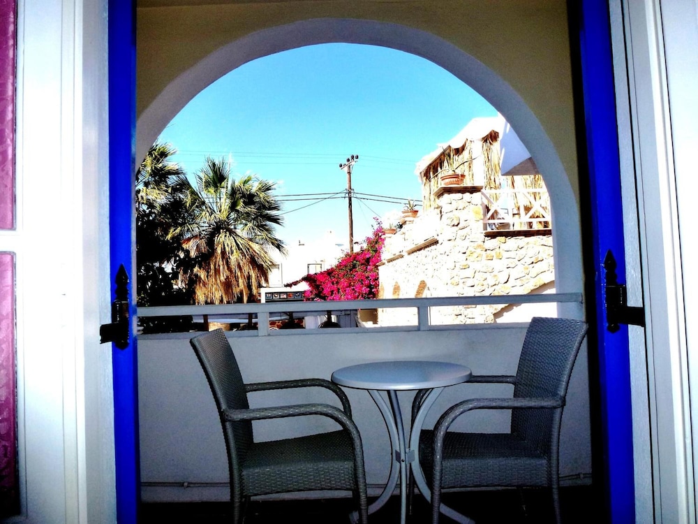 Atalos Suites — Hotel building in Kamari, South Aegean