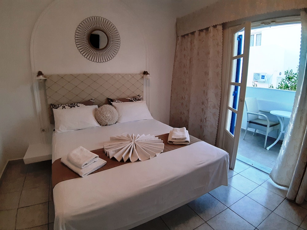 Atalos Suites — Hotel rooms in Kamari, South Aegean