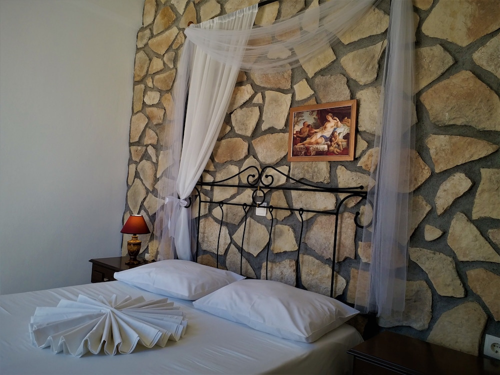 Atalos Suites — Hotel rooms in Kamari, South Aegean
