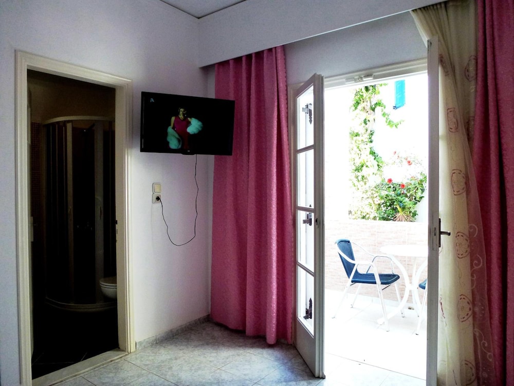 Atalos Suites — Hotel rooms in Kamari, South Aegean