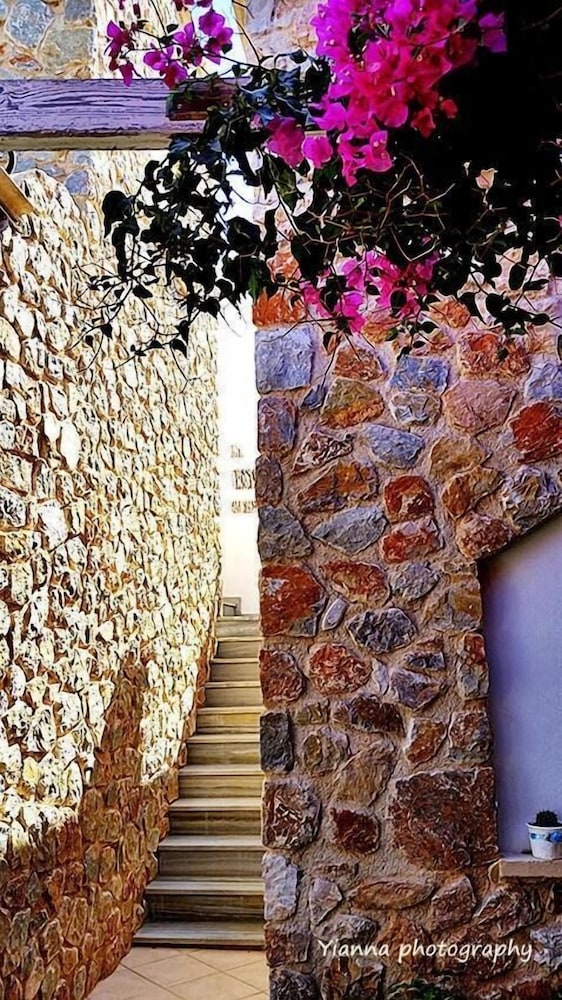 Atalos Suites — Hotel building in Kamari, South Aegean