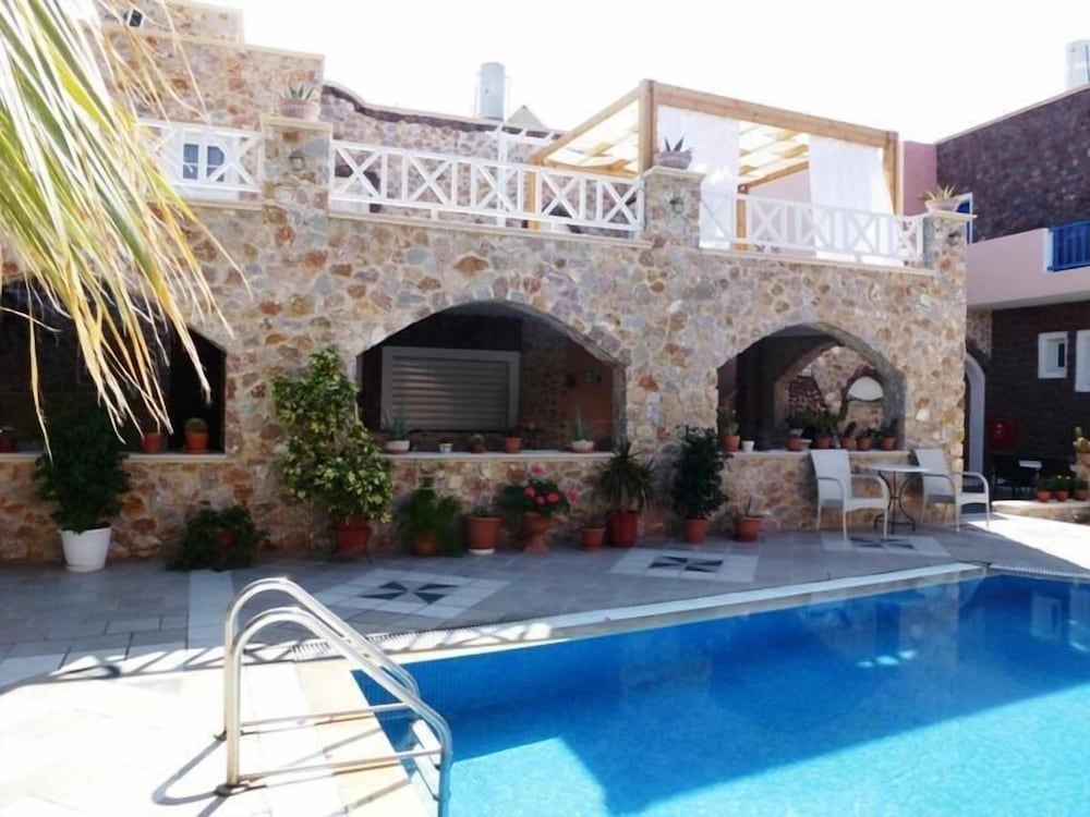 Atalos Suites — Swimming pool in Kamari, South Aegean