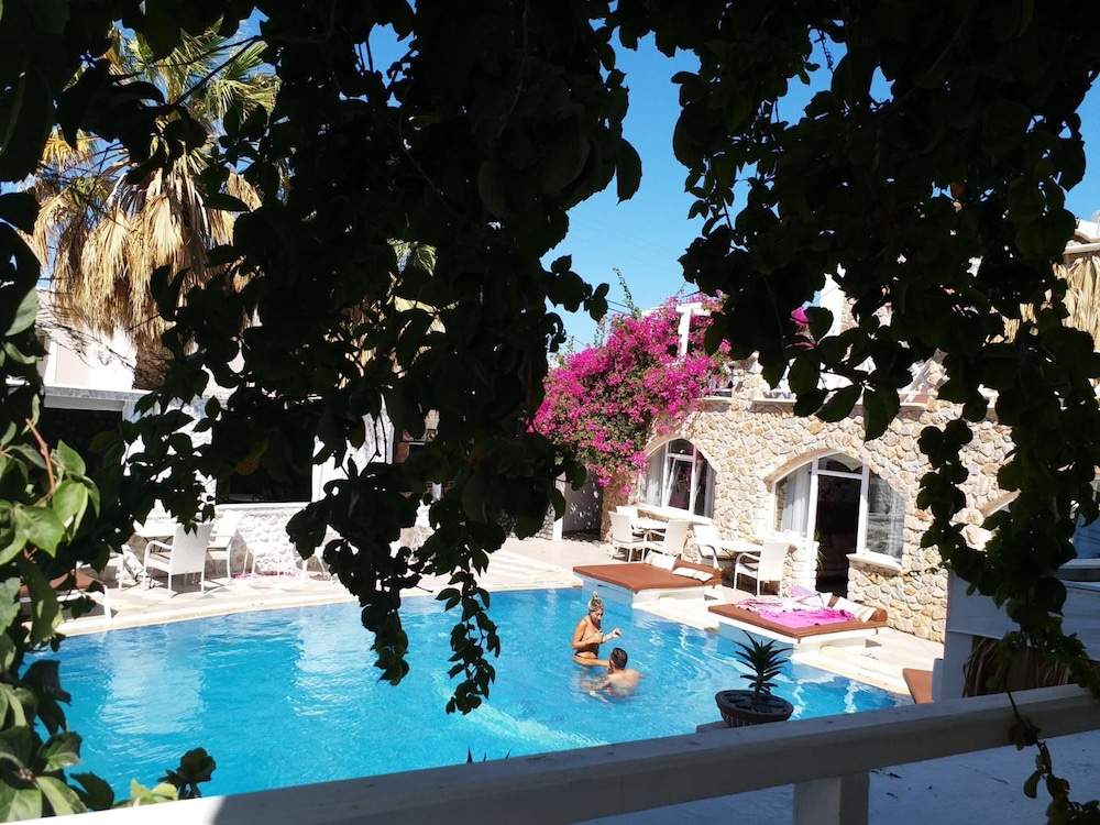 Atalos Suites — Swimming pool in Kamari, South Aegean