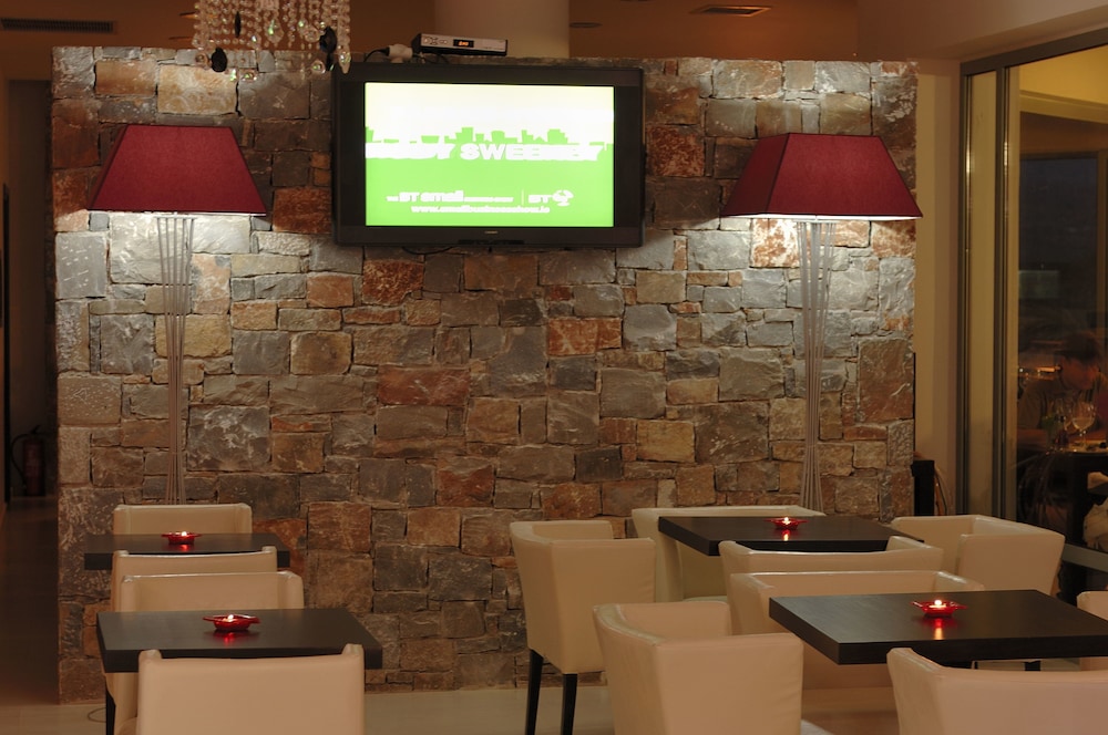 Angela Studios & Apartments — Restaurant & bars in Sissi