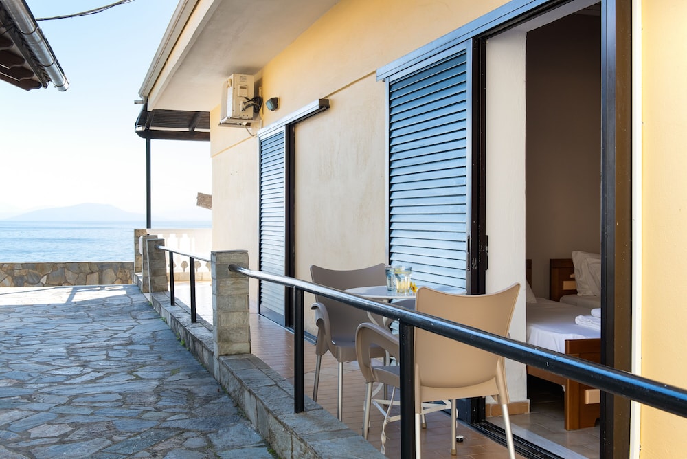 Dimitra Studios — Hotel building in Benitses, Ionian Islands
