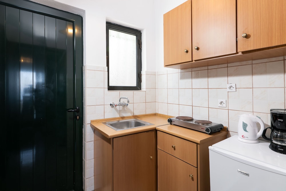 Dimitra Studios — Hotel rooms in Benitses, Ionian Islands