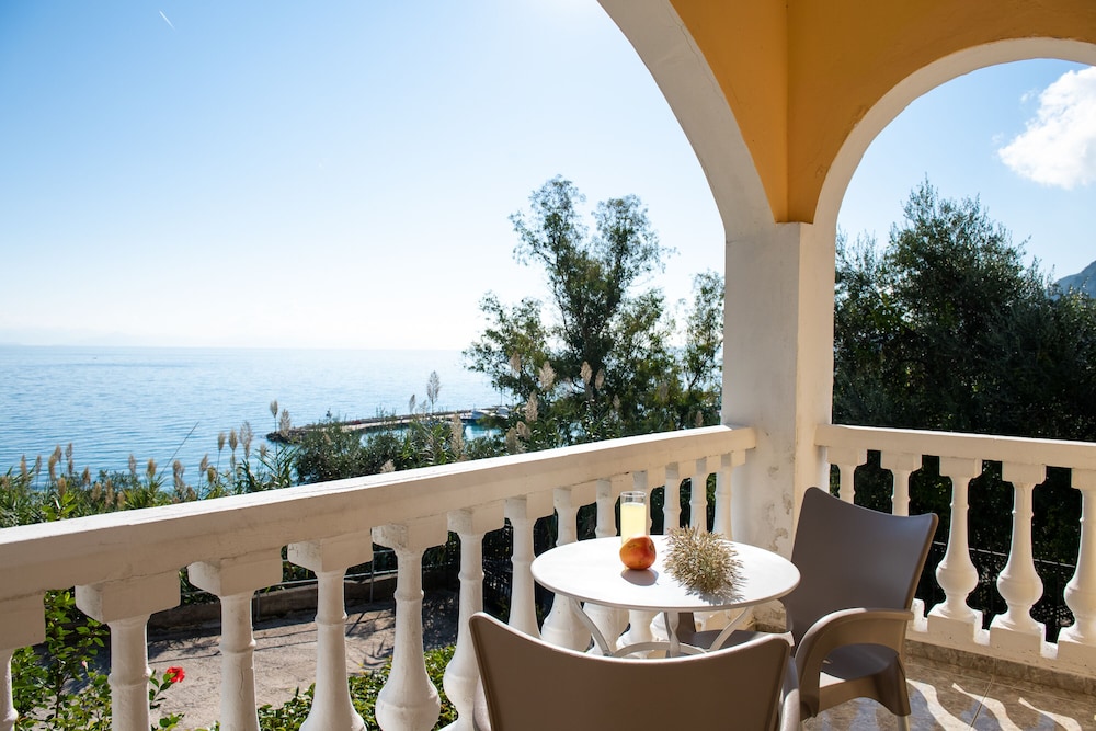 Dimitra Studios — Hotel rooms in Benitses, Ionian Islands