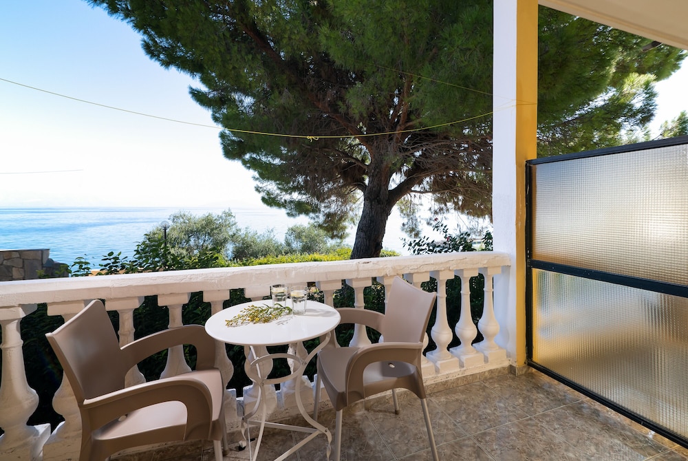 Dimitra Studios — Hotel rooms in Benitses, Ionian Islands