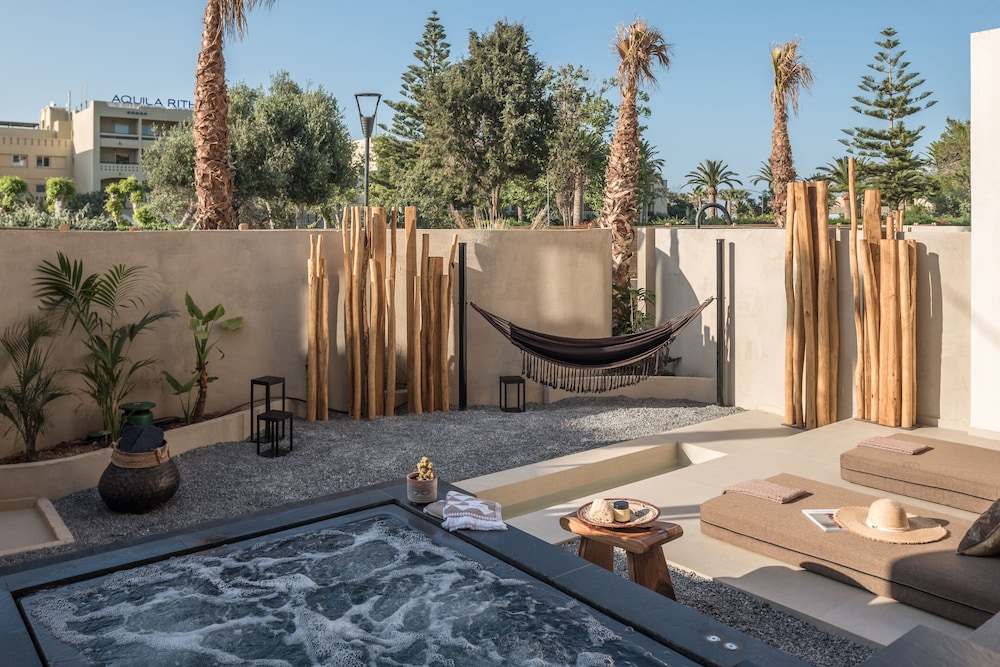 The Syntopia Hotel — Swimming pool in Rethymnon