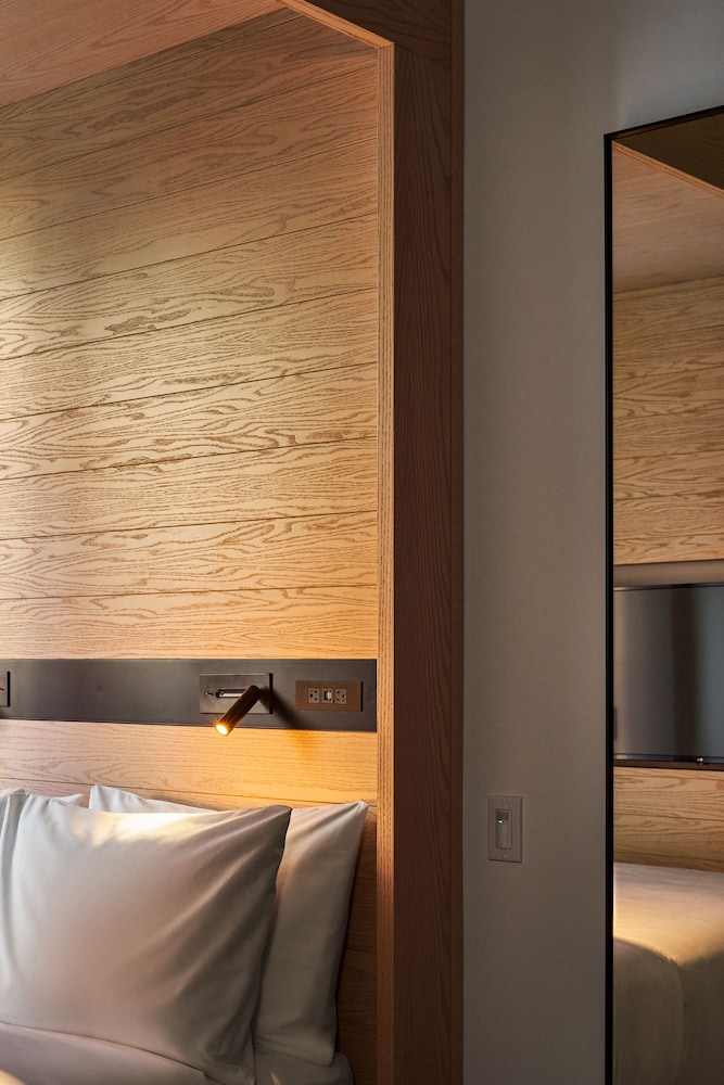 Radio Hotel — Hotel rooms in New York City, New York State