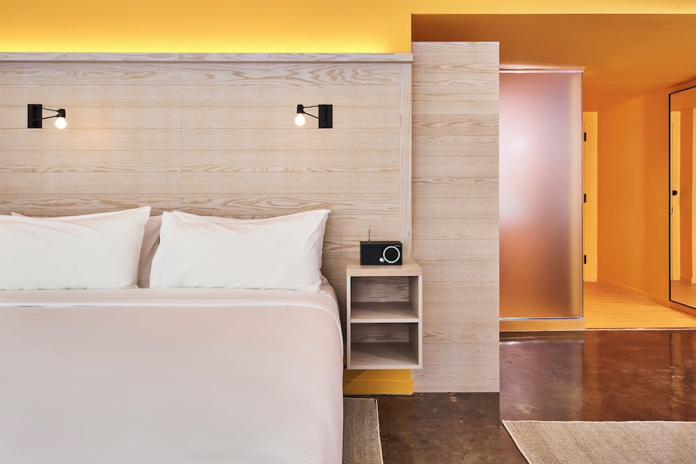 Radio Hotel — Hotel rooms in New York City, New York State