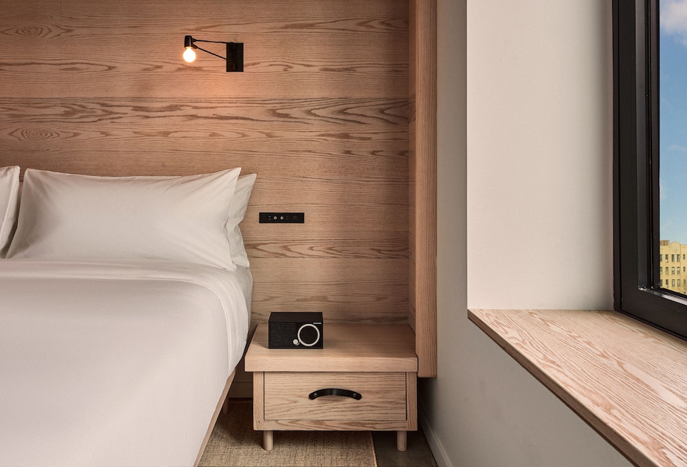 Radio Hotel — Hotel rooms in New York City, New York State
