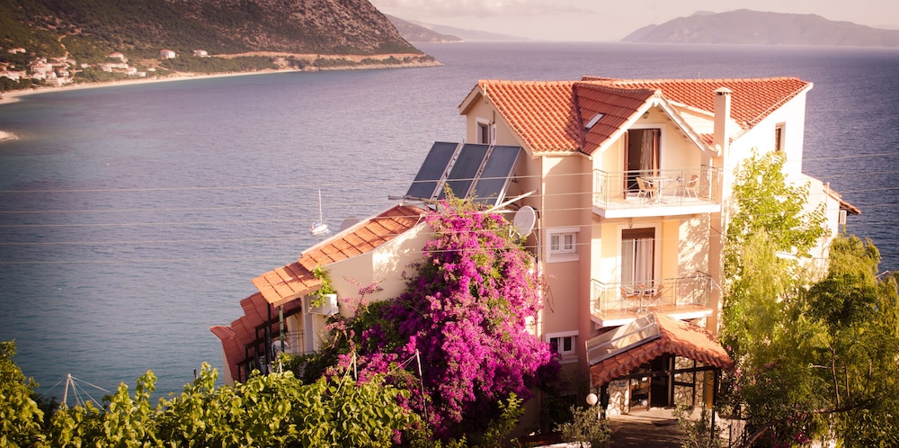 Oceanis - Cephalonie — Hotel building in Poros, Ionian Islands