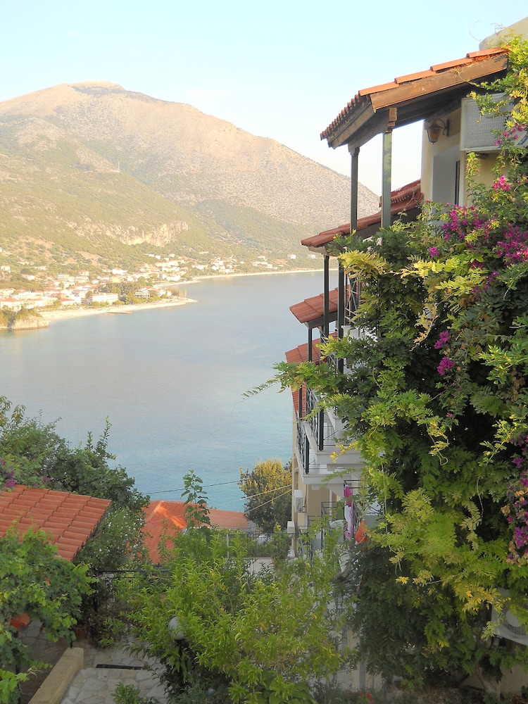 Oceanis - Cephalonie — Hotel building in Poros, Ionian Islands