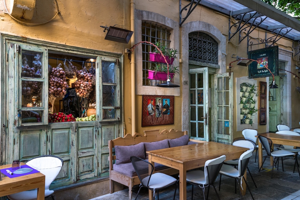 Avli Lounge Apartments — Restaurant & bars in Rethymnon