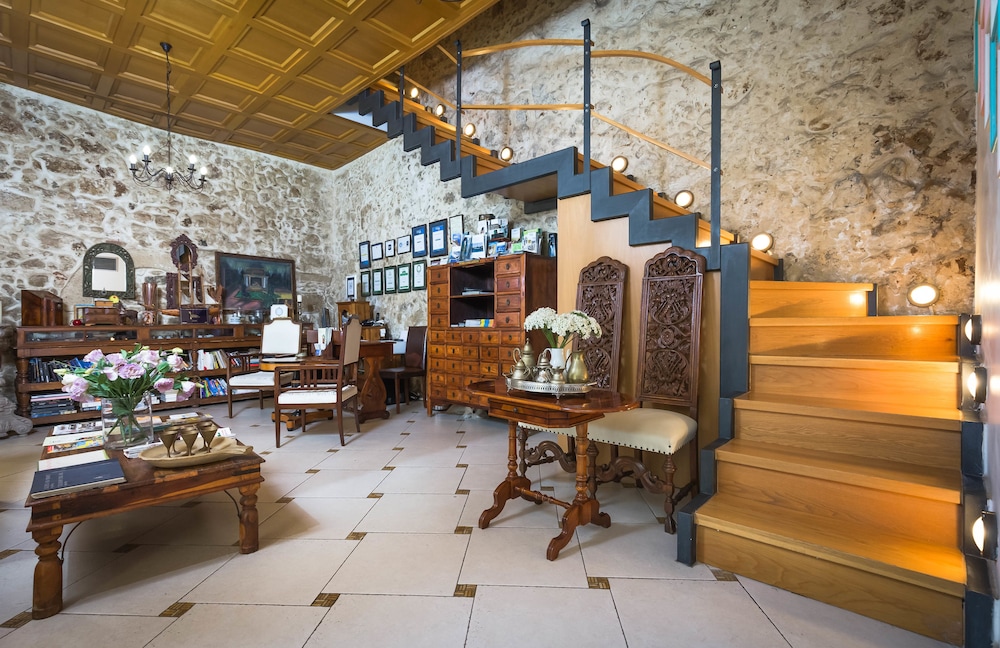 Avli Lounge Apartments — Hotel building in Rethymnon