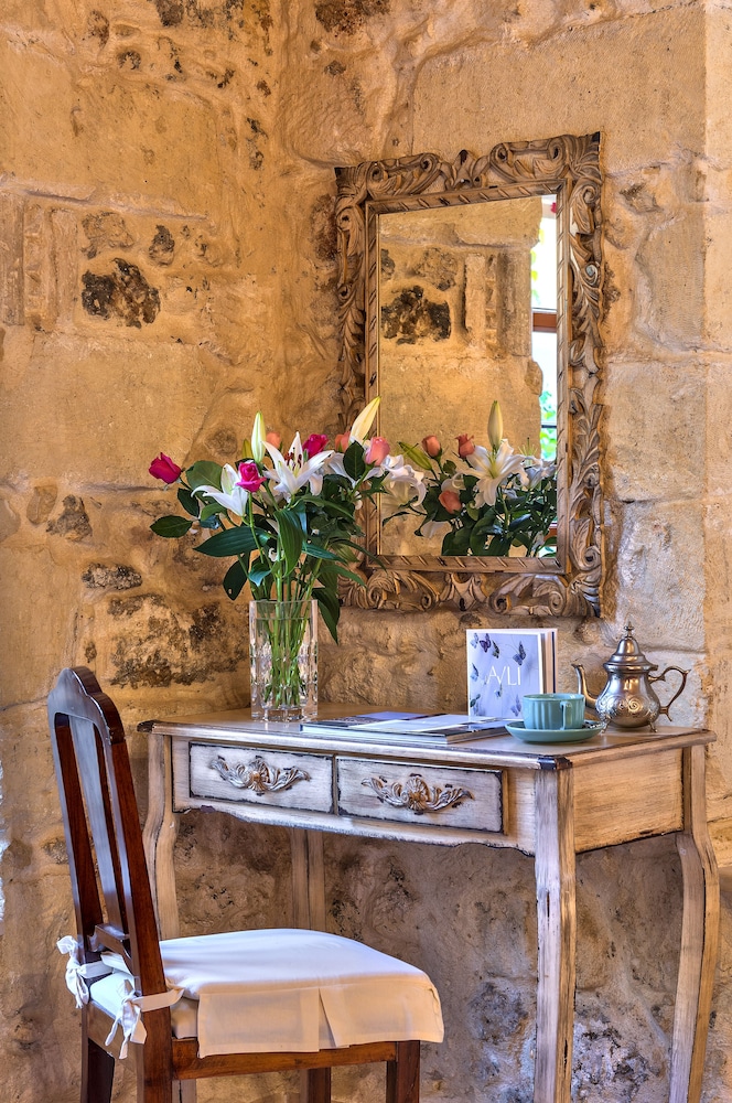 Avli Lounge Apartments — Hotel building in Rethymnon