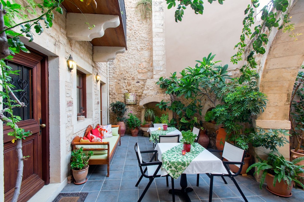 Hotel Casa Moazzo — Hotel building in Rethymnon