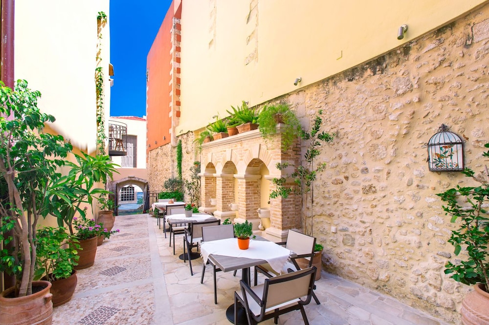 Hotel Casa Moazzo — Hotel building in Rethymnon