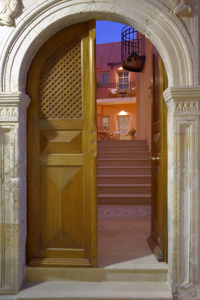 Hotel Casa Moazzo — Hotel building in Rethymnon