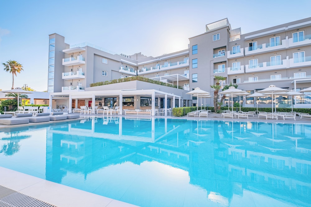 Kos Divine Hotel and Suites — Swimming pool in Kos Town, South Aegean