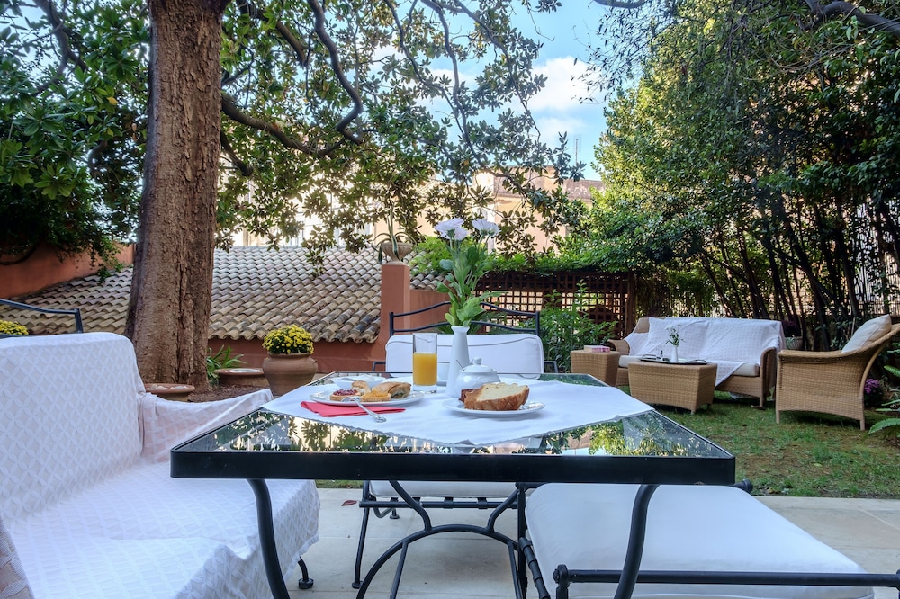 Siora Vittoria Boutique Hotel — Restaurant & bars in Corfu Town, Ionian Islands