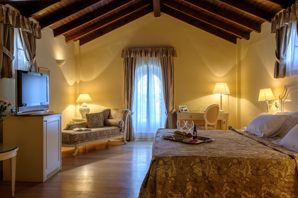 Siora Vittoria Boutique Hotel — Hotel rooms in Corfu Town, Ionian Islands