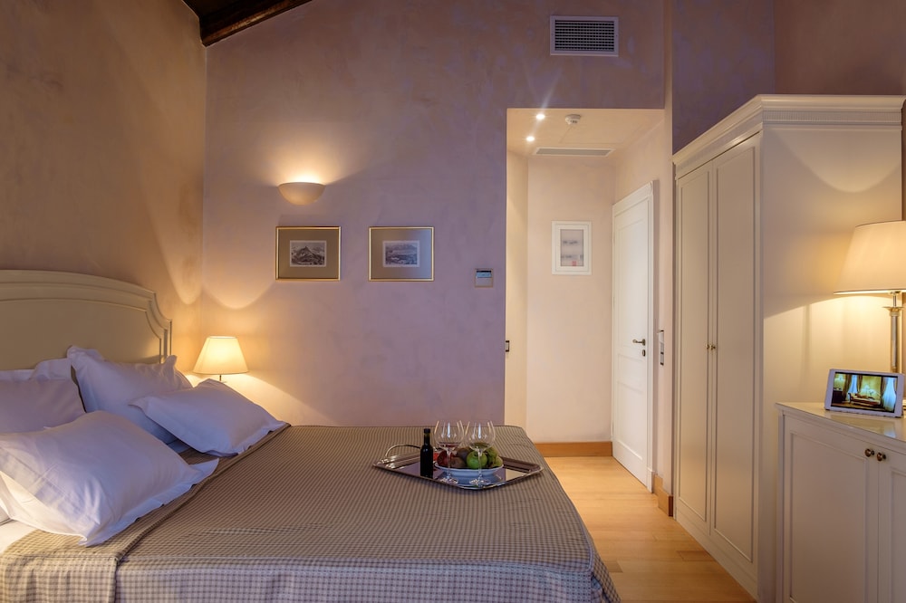 Siora Vittoria Boutique Hotel — Hotel rooms in Corfu Town, Ionian Islands