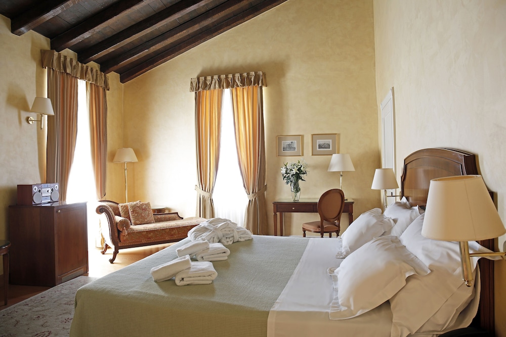 Siora Vittoria Boutique Hotel — Hotel rooms in Corfu Town, Ionian Islands